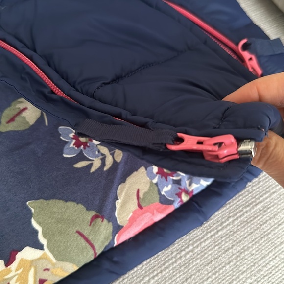 Mini Boden puffer vest in navy size 5-6 - Picture 8 of 8